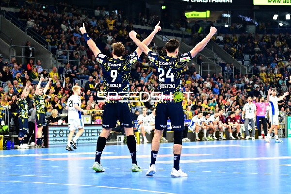 Steven Plucnar Jacobsen (9; Rhein Neckar Löwen) und Patrick Groetzki (24; Rhein Neckar Löwen) jubeln gemeinsam