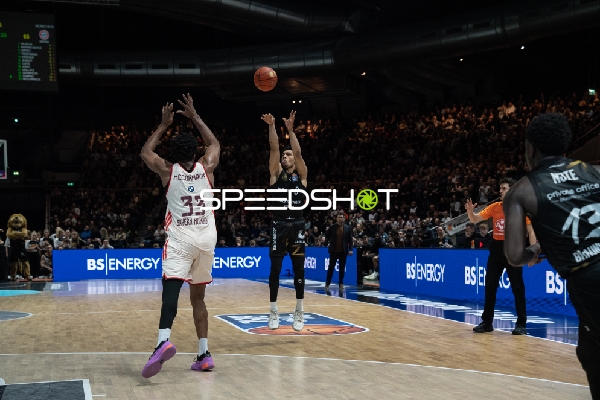 Adrian Worthy (0; Basketball Löwen Braunschweig) mit Wurf