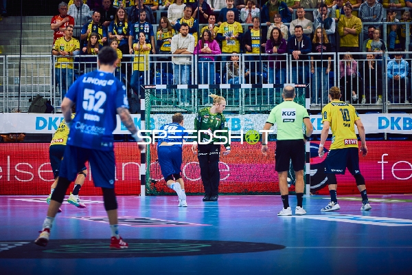 Ein Spieler von Rhein Neckar Löwen versucht einen Angriff gegen ThSV Eisenach.