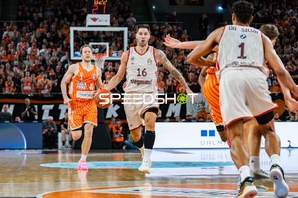 Stefan Jovic (16; FC Bayern Basketball) mit Ball in Aktion