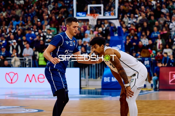 Spieler von MLP Academics Heidelberg verteidigt gegen einen Spieler von Brose Bamberg.