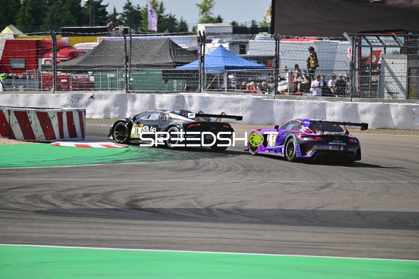 Zwei Fahrzeuge auf der Rennstrecke