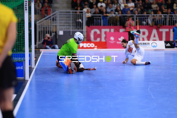 Torwart hält Schuss von Ignacio COBOS (11; Spanien)