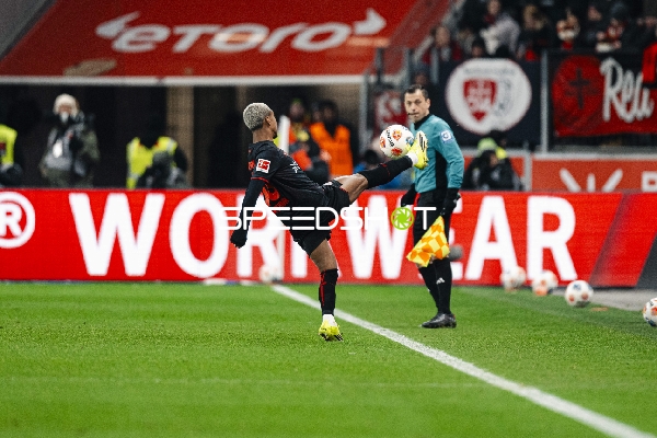 Spieler mit Ball am Fuß