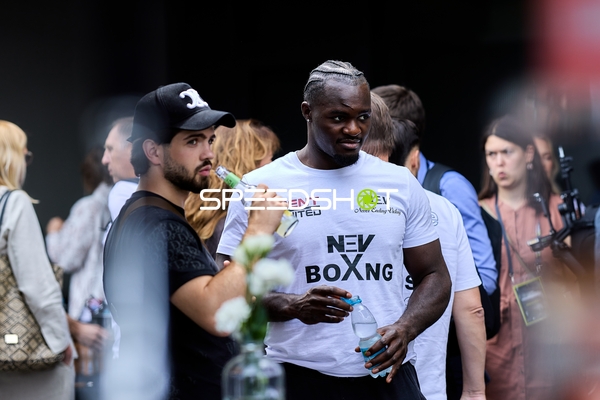 Ringside-Zone Face-Off