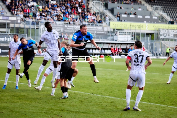 Zweikampf und Aktion auf dem Spielfeld