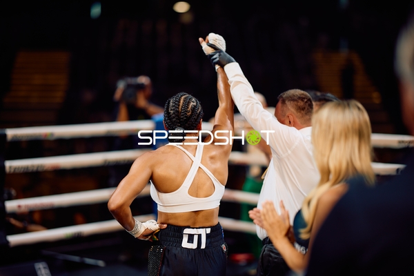 Boxerin siegt im Ringside
