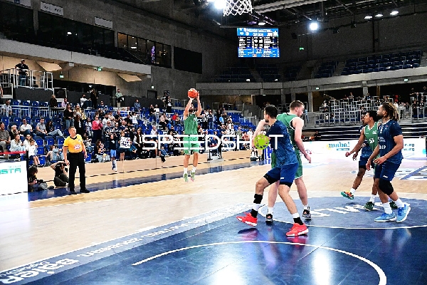 Behnam Yakhchali Dehkordi (8; Gladiators Trier) wirft auf Korb