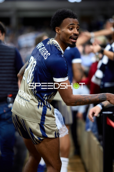 Michael Weathers (20; MLP Academics Heidelberg) am Spielfeldrand