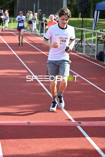 Läufer überquert Ziellinie