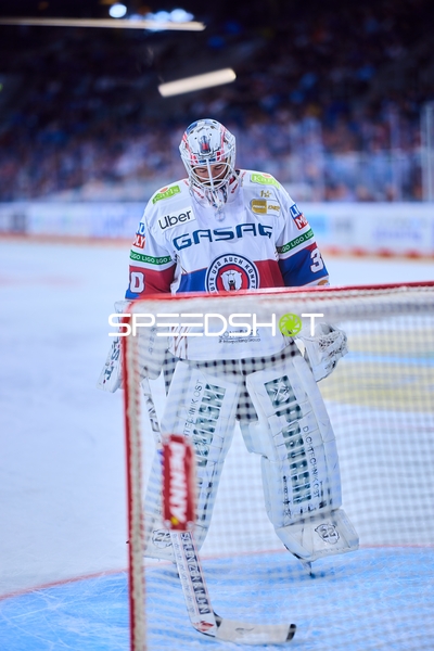 Jake Hildebrand im Tor