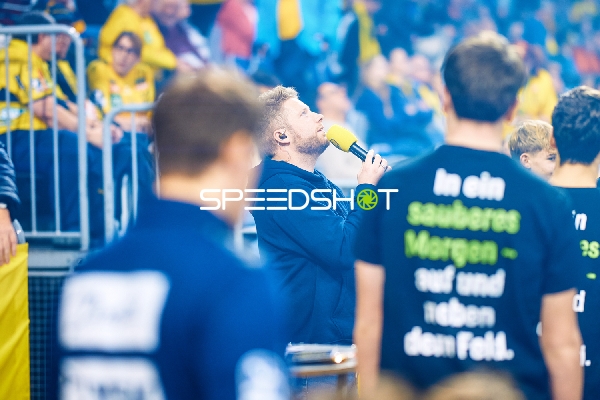 Zeremonie mit einem Sprecher auf dem Spielfeld