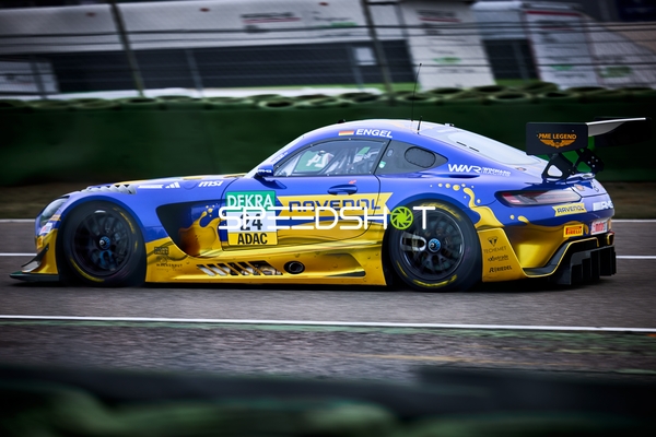 Rennfahrzeug auf der Rennstrecke