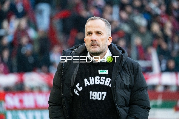 Trainer Manuel Baum vom FC Augsburg vor dem Spiel