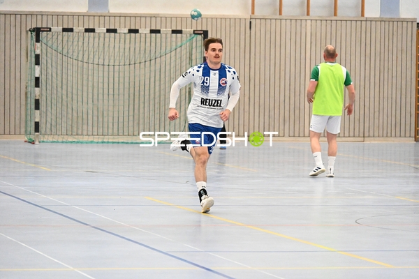 Max Mustermann läuft in Richtung Tor