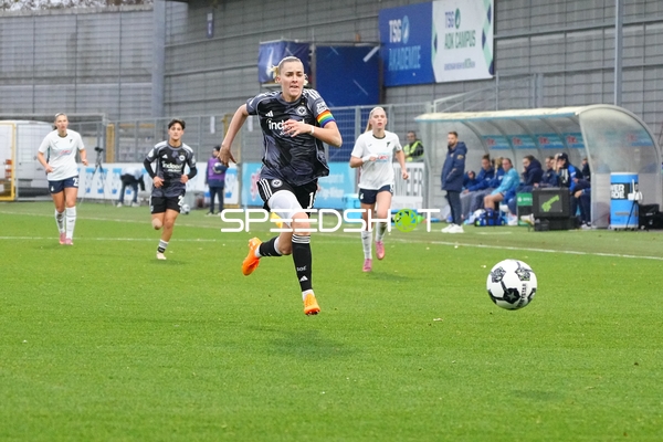 Spieler sprinten dem Ball entgegen