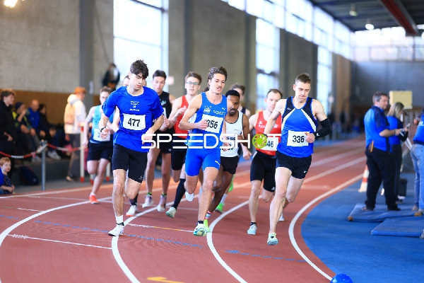 Läufer auf Hallenbahn