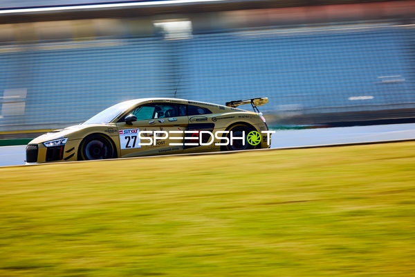 Rennwagen Nummer 27 in voller Fahrt