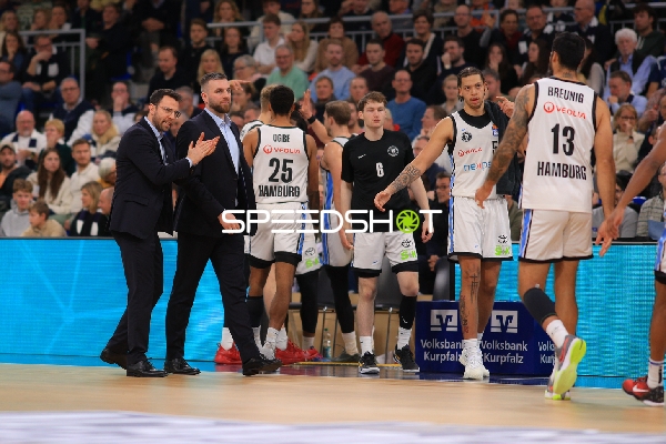 Szene mit Zacharie Perrin (52; Veolia Towers Hamburg) und Janne Müller (6; Veolia Towers Hamburg)