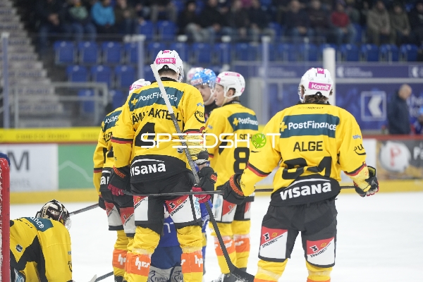 Hardy Häman Aktell (4; SC Bern) und Simon Moser (21; SC Bern) in Aktion