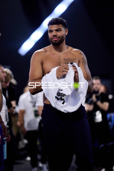 Ringside-Zone Face-Off