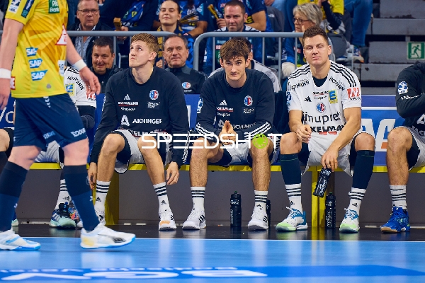 Spieler auf der Bank ruhen sich aus