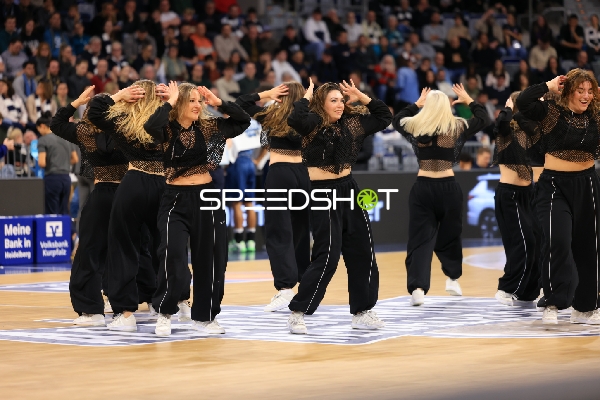 Basketball-Szene mit Cheerleadern