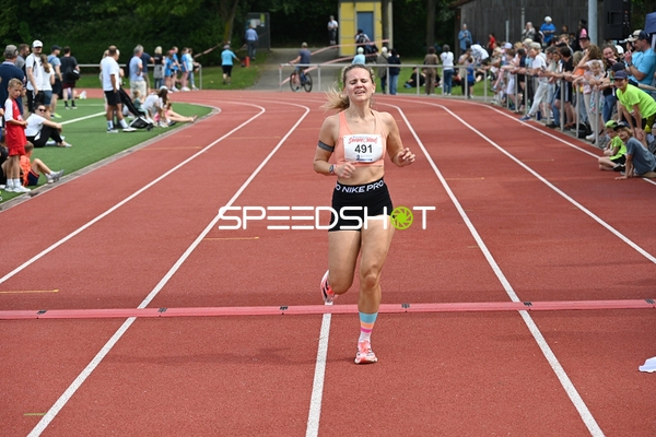 Läuferin überquert Ziellinie