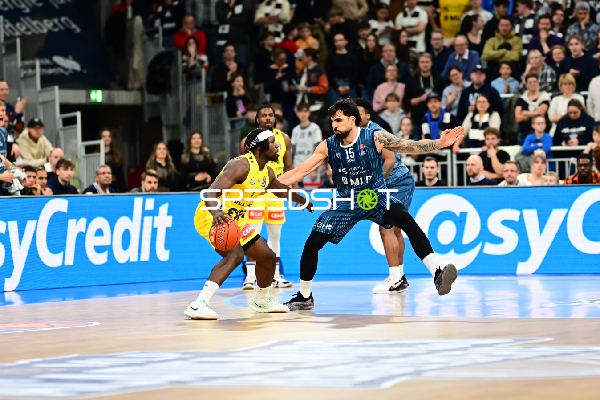 Spielaktion mit Christopher Clemons (3; EWE Baskets Oldenburg) und Marcel Keßen (15; MLP Academics Heidelberg)