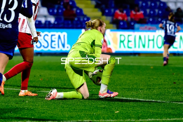 Torwart sichert Ball