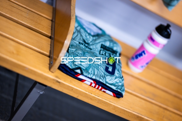 Trikot von Spieler Nummer 9 auf Bank