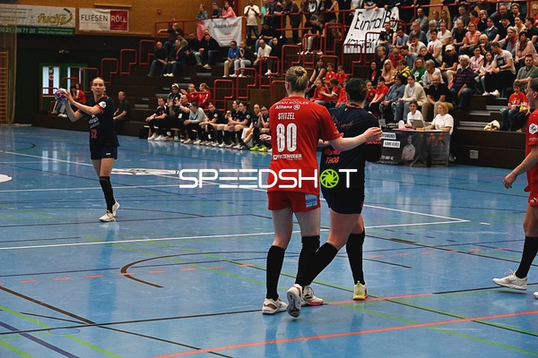 Spielerin der Kurpfalz Bären umarmt Gegenspielerin von Mainz 05