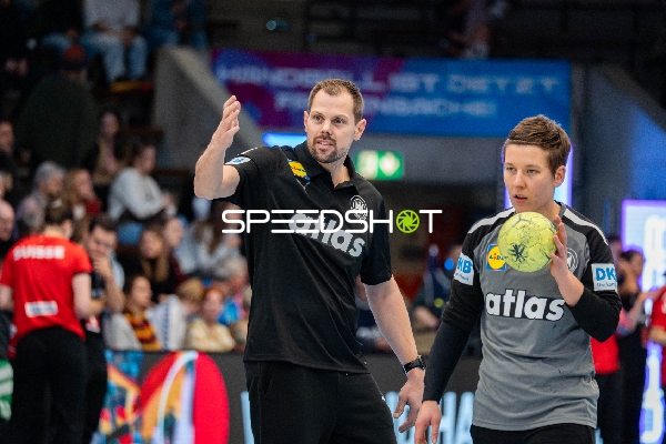 Trainer Frederick Griesbach (998; Deutschland) gibt Anweisungen an Alina Grijseels (4; Deutschland)