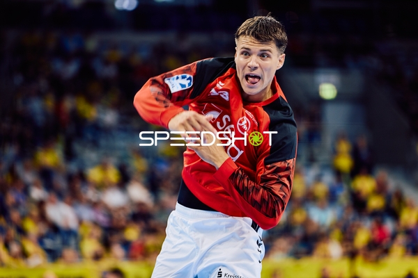 Ein Spieler von MT Melsungen, Aaron Mensing, ist in der Luft und wirft den Ball.