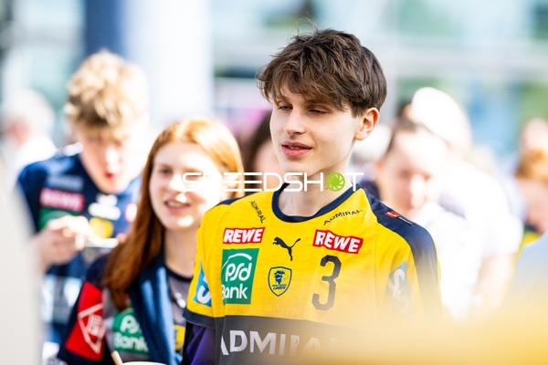 Rhein-Neckar Löwe wartet vor dem Spiel