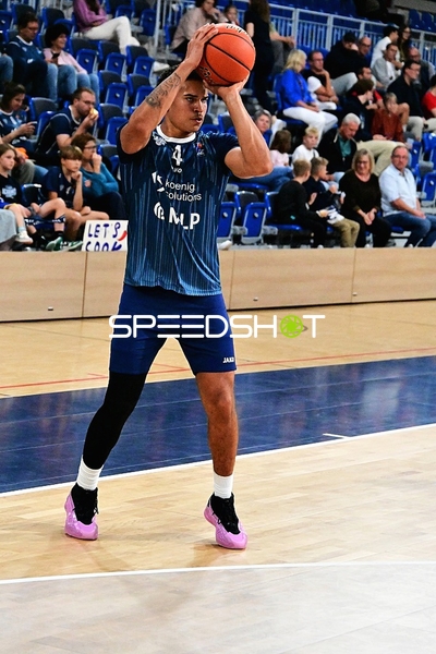 Josia Gentischer (4; MLP) hält Ball