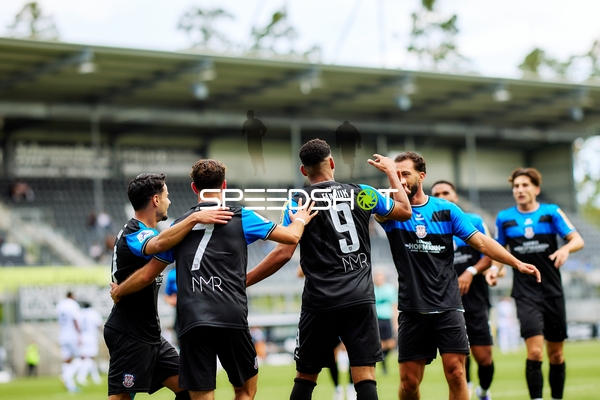 Spieler 7; FSV Frankfurt und Amin Farouk (9; FSV Frankfurt) feiern