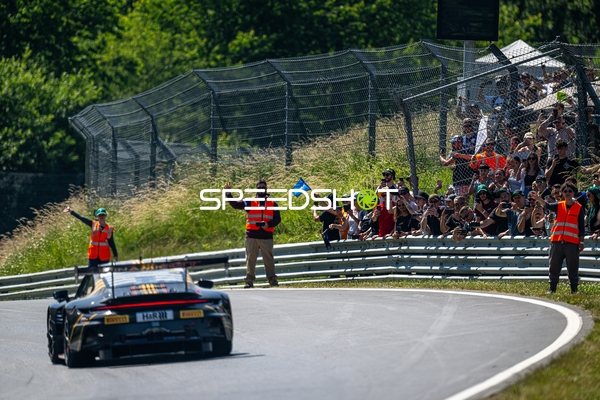 Rennfahrzeug auf der Strecke