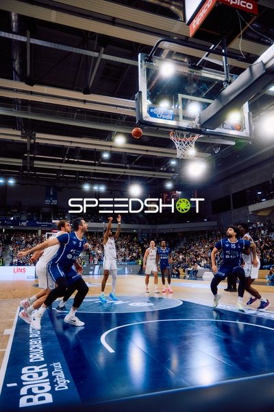 Ein Spieler von MLP Academics Heidelberg wirft einen Freiwurf.