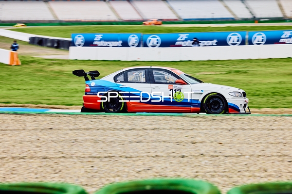 Auto mit Nummer 317 im Rennen