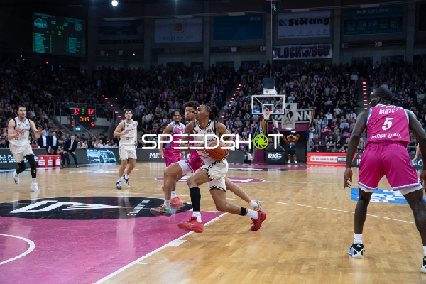 Spielaktion mit Austin Crowley (85; Bamberg Baskets) mit Ball in der Hand und Zug zum Korb