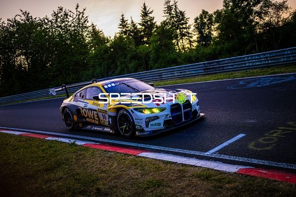 Rennfahrzeug von ROWE RACING auf der Strecke