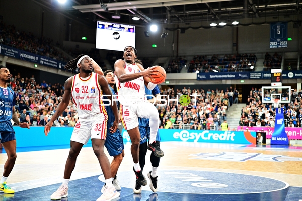 Korbleger von Marcus Carr (5; Würzburg Baskets) gegen Michael Weathers (20; MLP Academics Heidelberg)