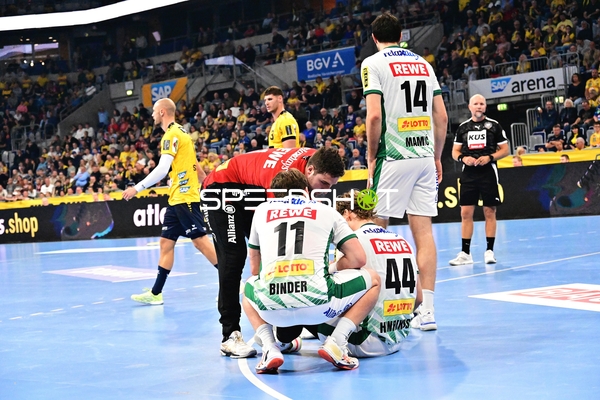 Lukas Binder (11; SC DHfK Leipzig) und Blaer Hinriksson (44; SC DHfK Leipzig) beim Verletzungscheck