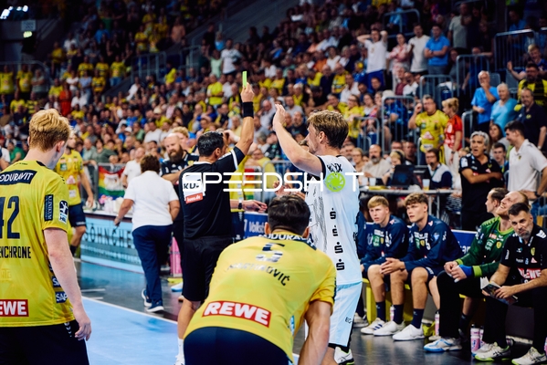 Eine Auszeit wird von einem Offiziellen angezeigt.