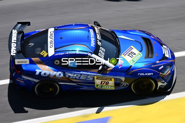 Rennfahrzeug auf der Rennstrecke