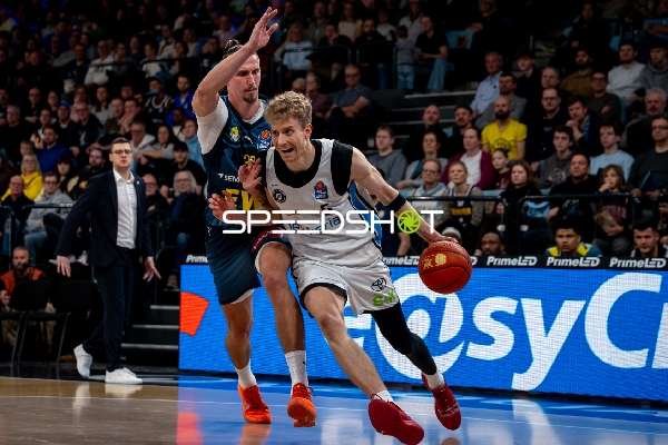 Spielaktion mit Zsombor Maronka (5; Veolia Towers Hamburg) und Filip Stanic (65; EWE Baskets Oldenburg)
