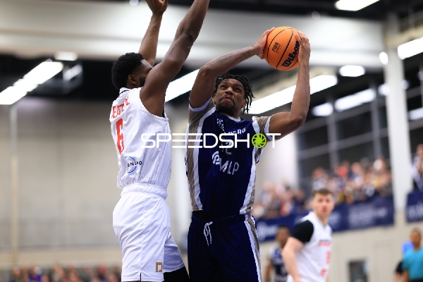Osun Osunniyi (12; MLP Academics Heidelberg) mit Wurf gegen KeyShawn Feazell (6; Basketball Nymburg)