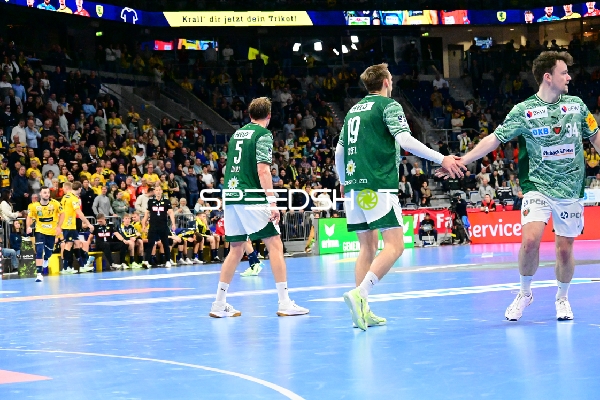 Hákun West av Teigum (34; Füchse Berlin) mit erhobenen Armen