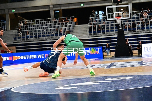 Zweikampf um den Ball